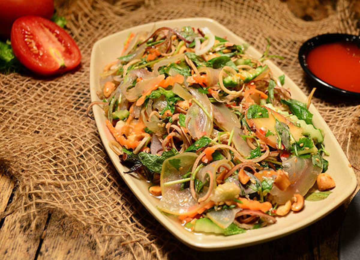 Đĩa nộm da trâu của người Thái thể hiện nét đẹp tinh túy trong nghệ thuật ẩm thực vùng Tây Bắc. (Ảnh/Pao Quán)