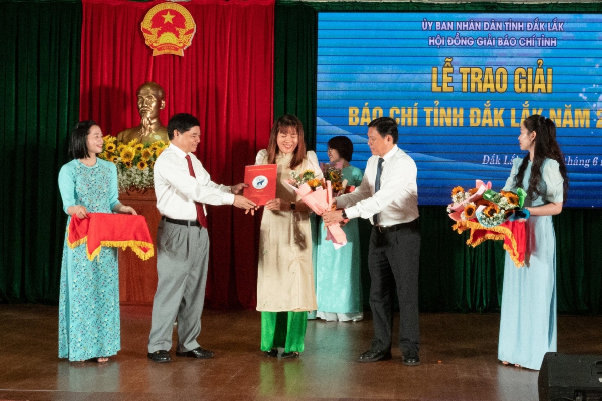 Phóng viên H'Xíu dơn nkhôm rnê báo chí n'gor Dak Lak