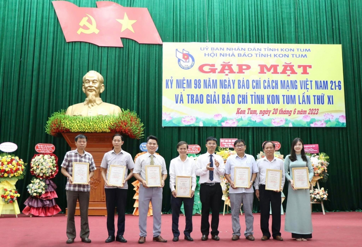 Phóng viên Khoa Điềm dơn nkhôm rnê báo chí Kon Tum