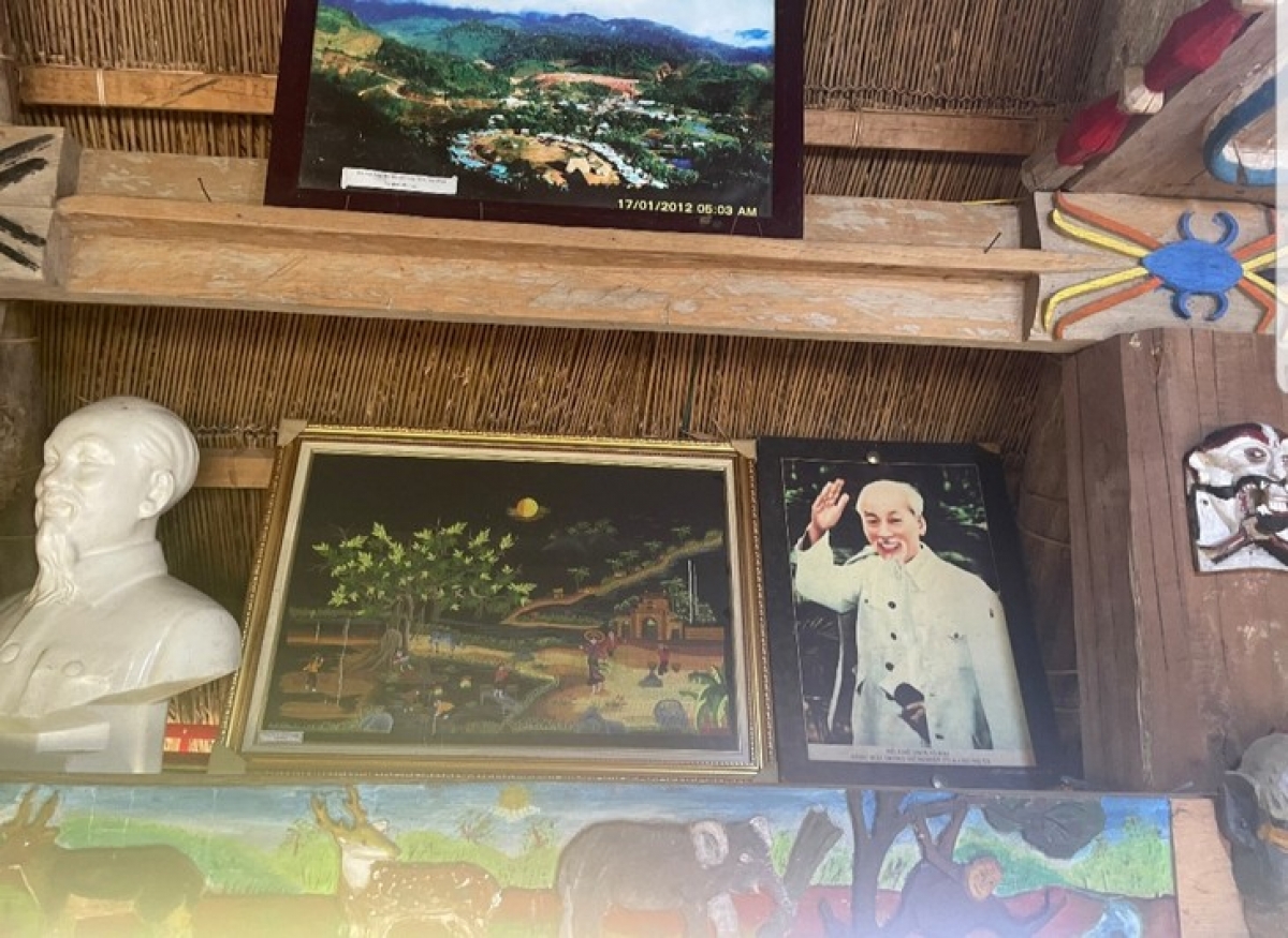 Tượng và ảnh Chủ tịch Hồ Chí Minh được treo trong Gươl người Cơ Tu xã Lăng, huyện Tây Giang, tỉnh Quảng Nam