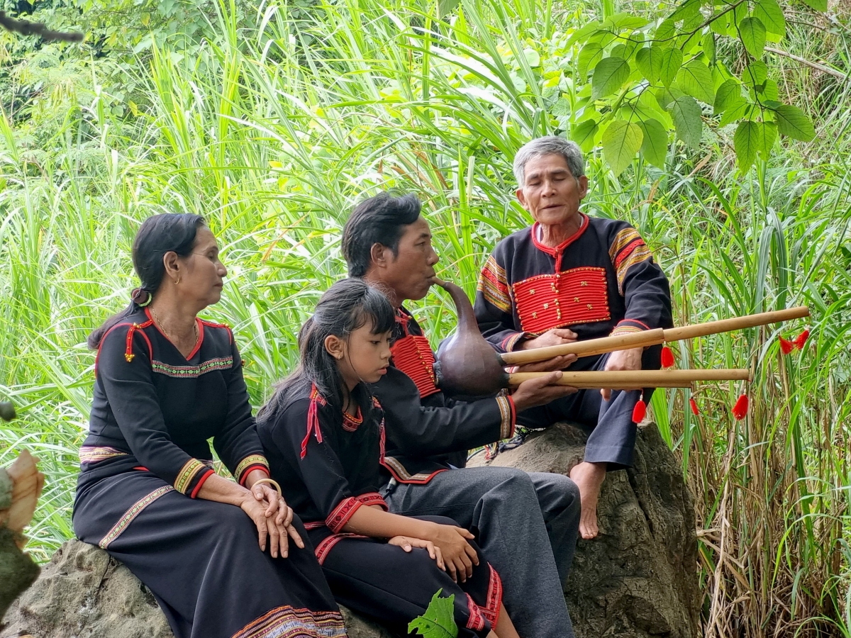 Rơngê rơngối, rơkong tơpui tơdjếi Rơđế châ mơnhên tối cho Tơmeăm khoăng túa lĕm tro dêi râ tơnêi têa