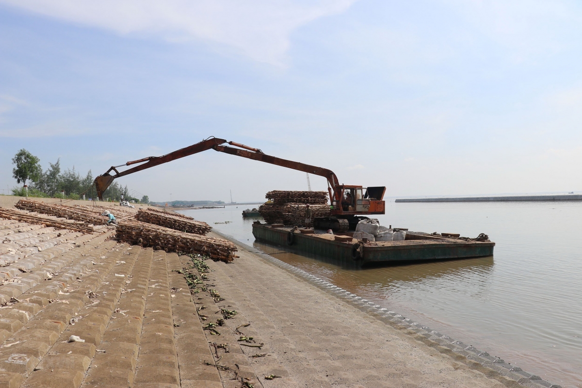 Ar tasik ini hu padang ngak biak khang kakajap, pacang hu ia mbak, dang kajap di ribuk pakat 10