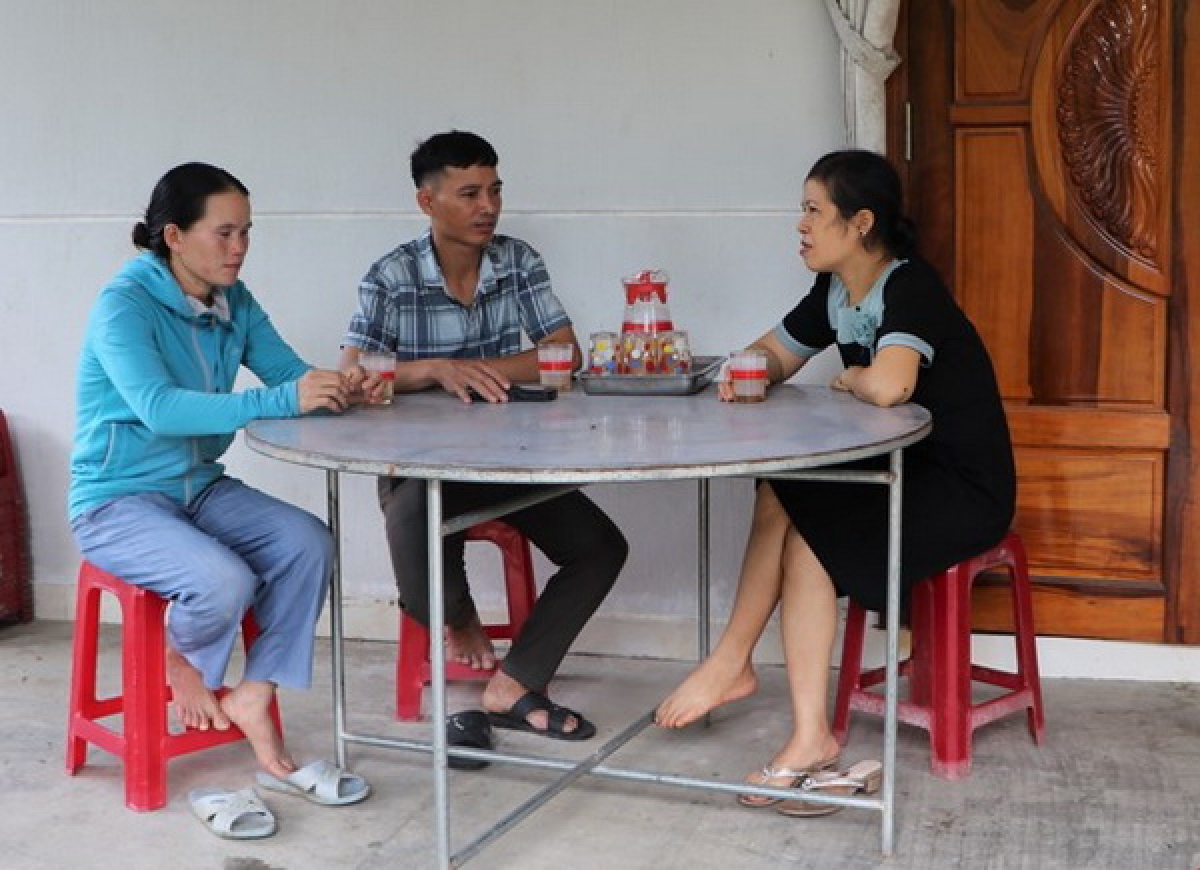 Đại diện chính quyền địa phương tới tận các gia đình là người dân tộc thiểu số, vùng miền núi có người trong độ tuổi lao động, để tuyên truyền, vận động người lao động đi làm việc tại nước ngoài theo hợp đồng. Ảnh: Đinh Hương - TTXVN