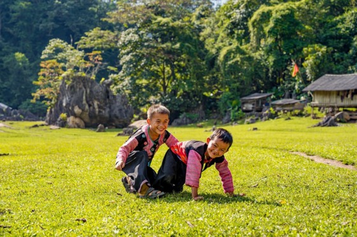 Những đứa trẻ hồn nhiên nô đùa trong bầu không khí trong lành của núi rừng Tây Bắc