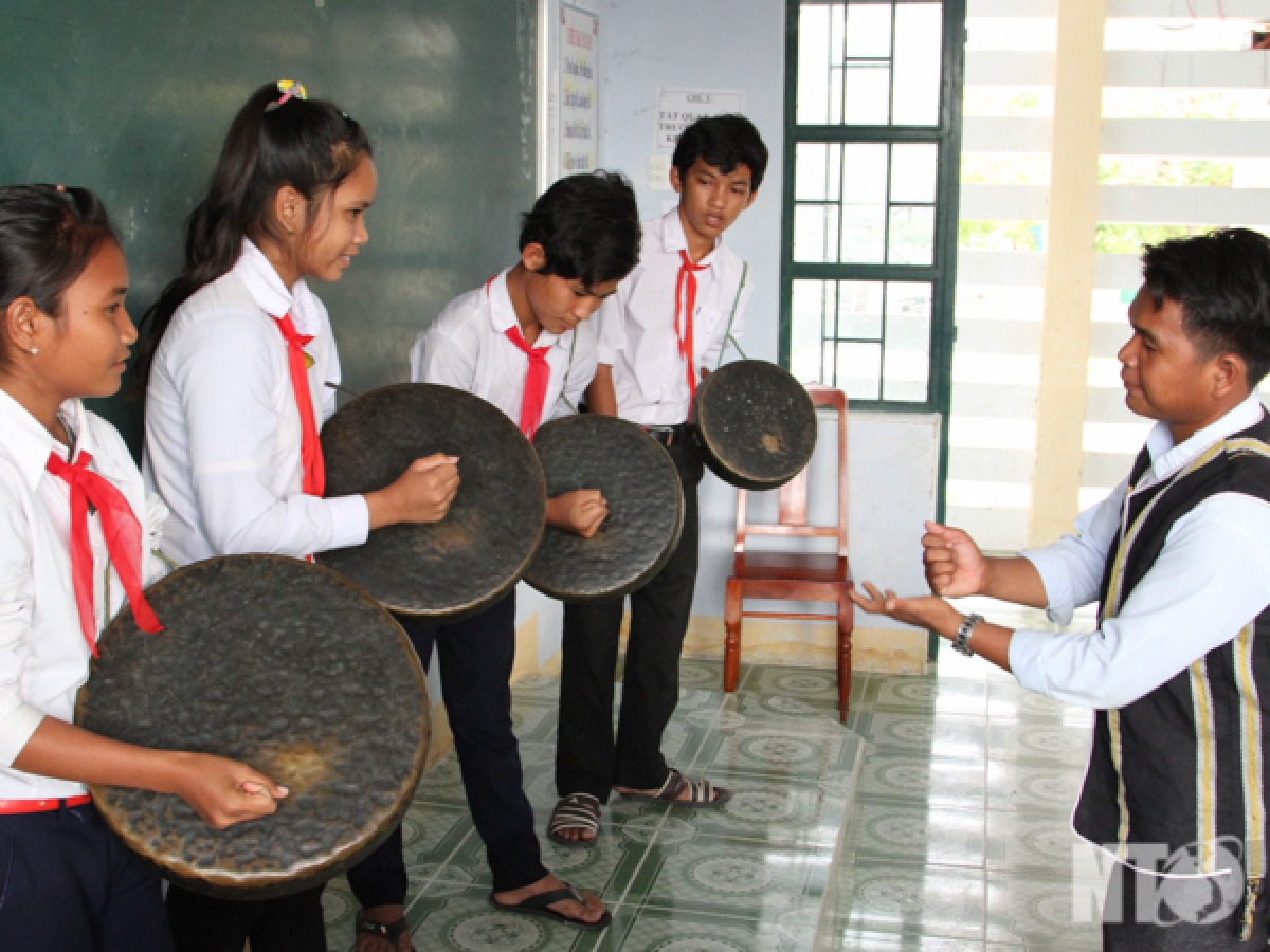 Sang bac hu ba nhạc cụ Mã La di urang Raglai tame pato ngoại khóa