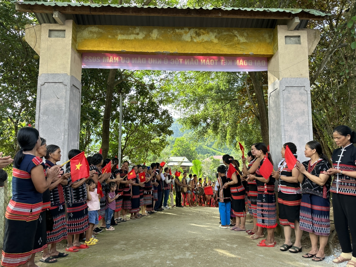 Làng bol Cơ Tu tàm phan soh kòn cau tus ngai ngai chờ