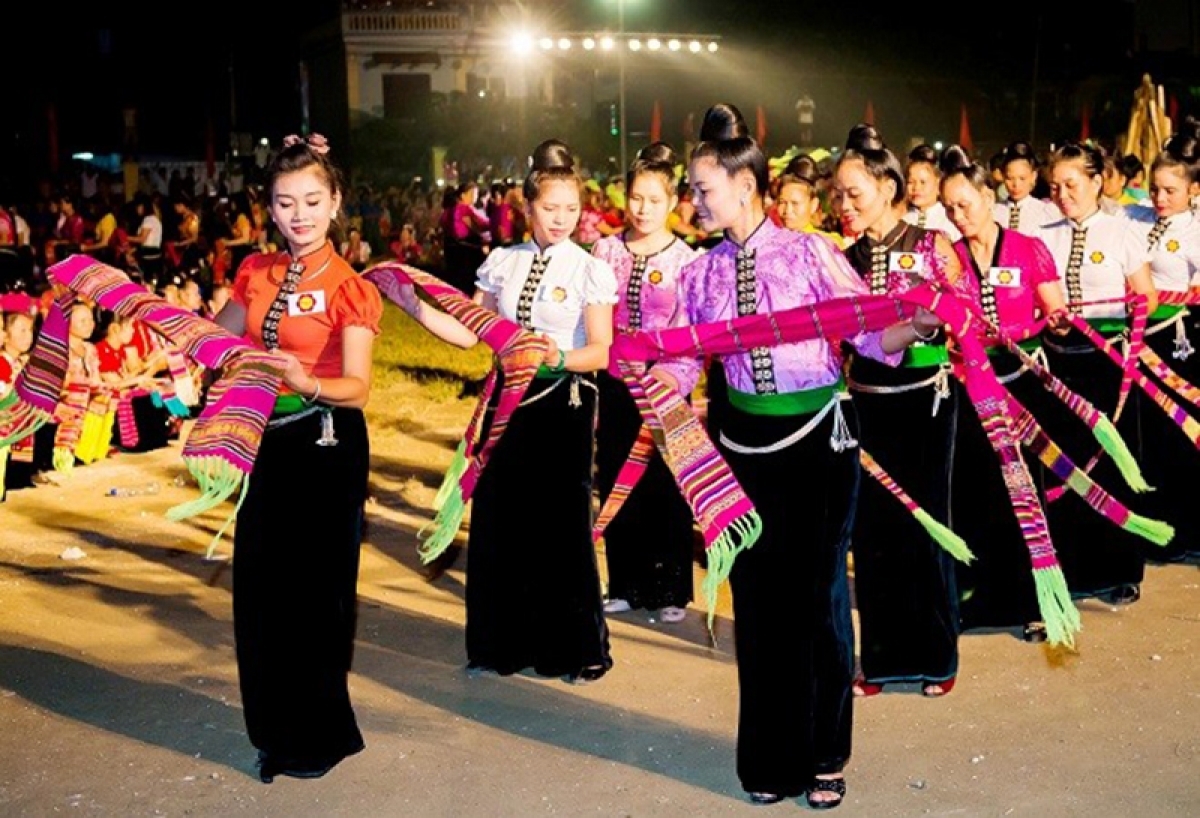 Vâi kơdrâi kuăn ngo rế  hên ngế châ veăng pêi mâu tơdroăng cheăng tung rêh ối  pơlê pơla