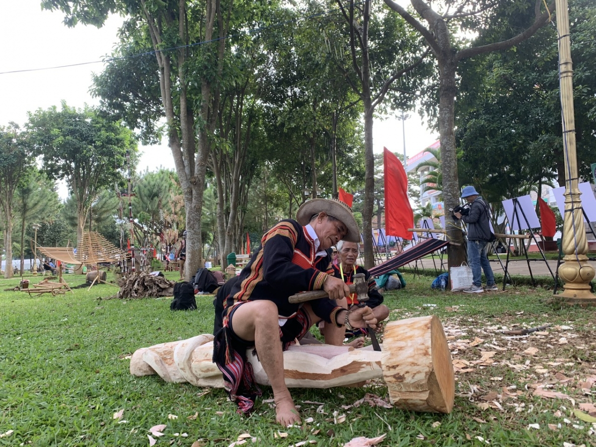 Pôa Kpă Huăt dế hbleăng um mơngế vâi kơdrâi kơtu dêi mâ krôu