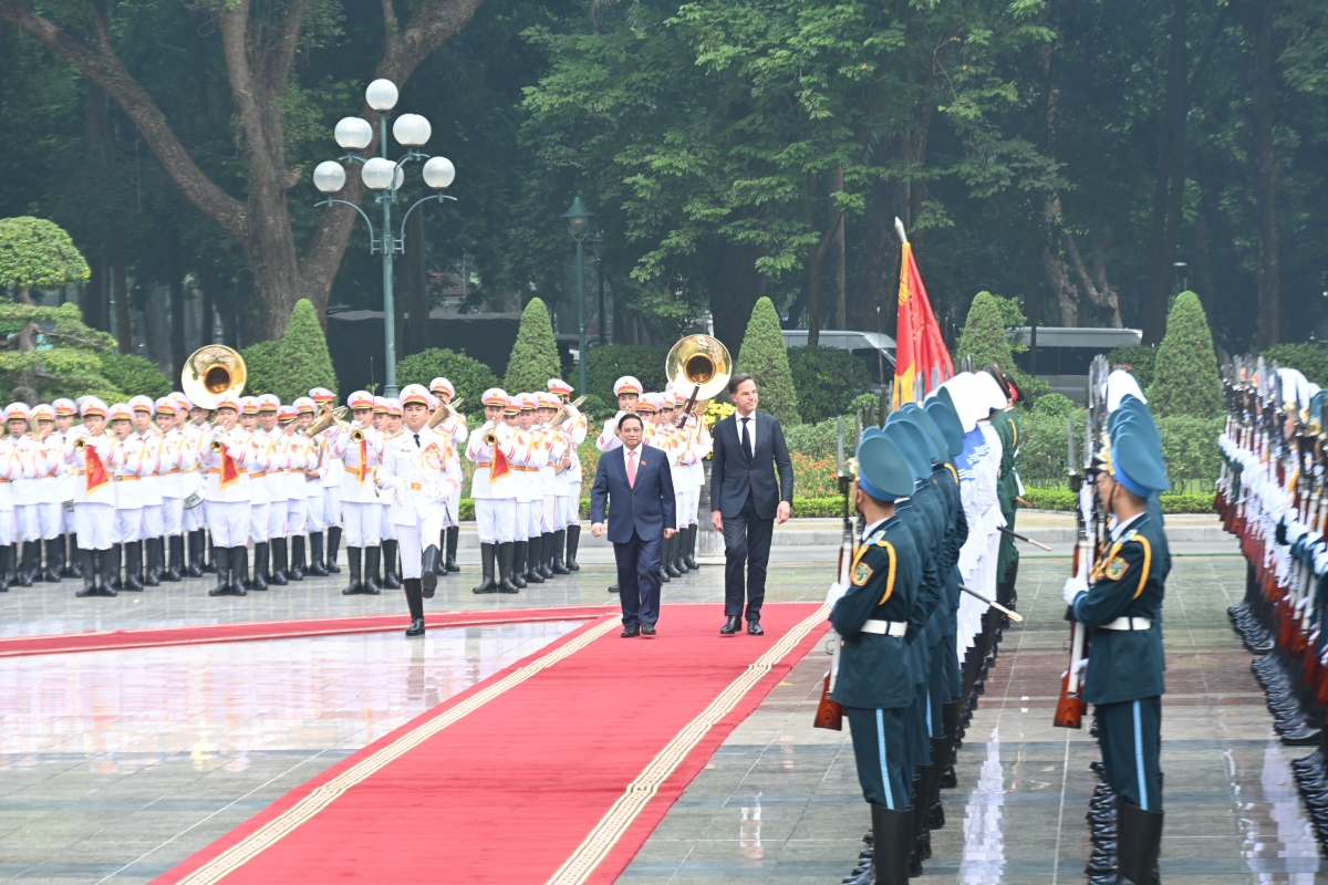 Khua dêh čar ơi Phạm Minh Chính hrŏm hăng Khua dêh čar Hà Lan rơbat găn anăp grŭp tơhan