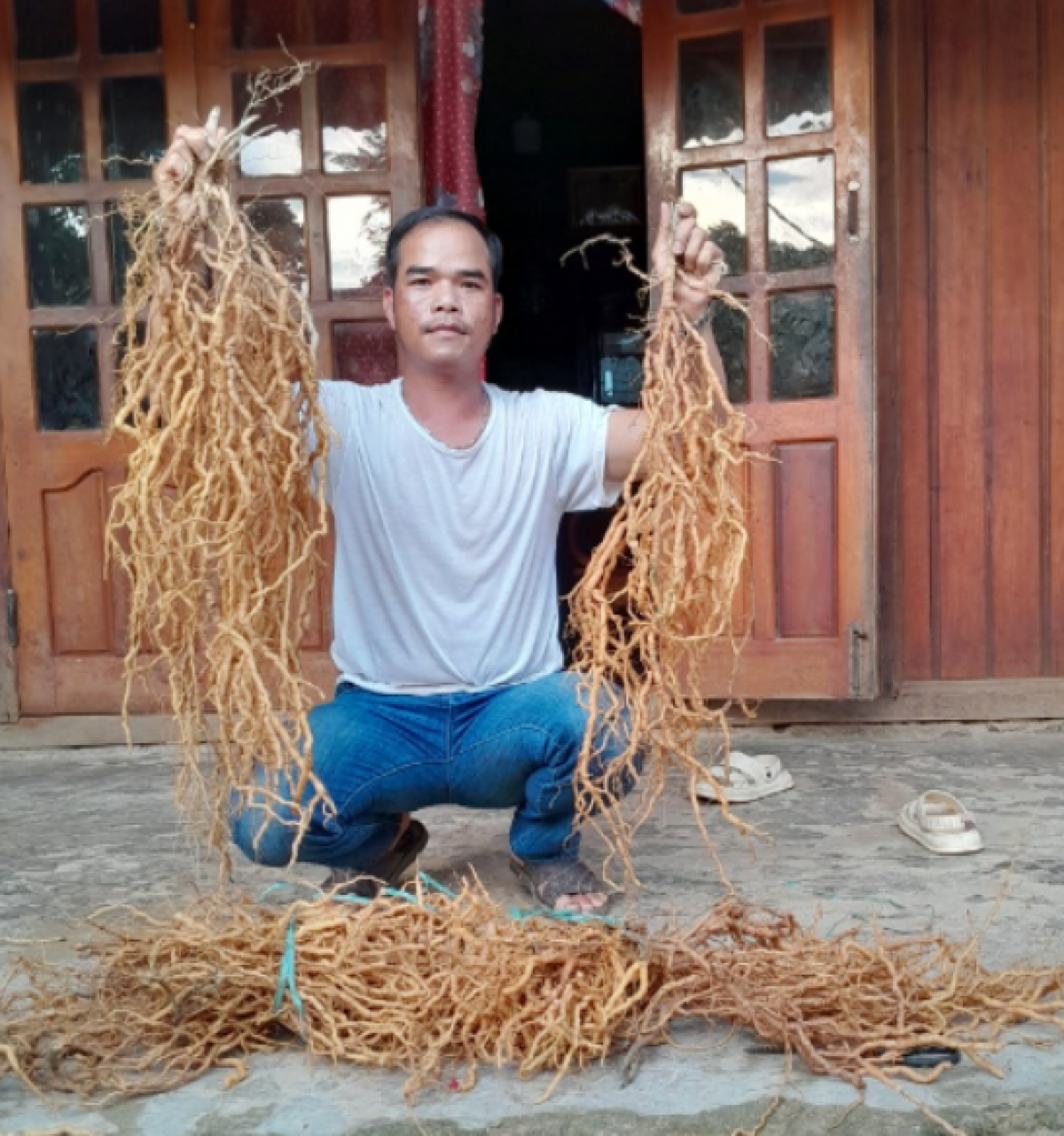 Mơnuih apăn bruă Ping gah BNướch Ngang dŏ ƀơi tơring kual Prao, tơring glông čư̆ siăng Đông Giang