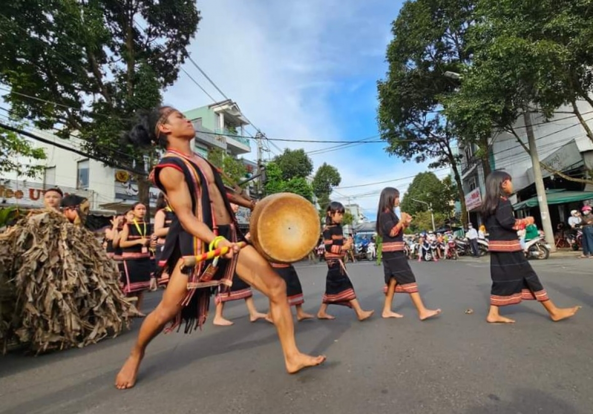 Nghệ nhân Plei Ku pơdah atông čing hơgor ƀơi jơlan amăng plơi prong