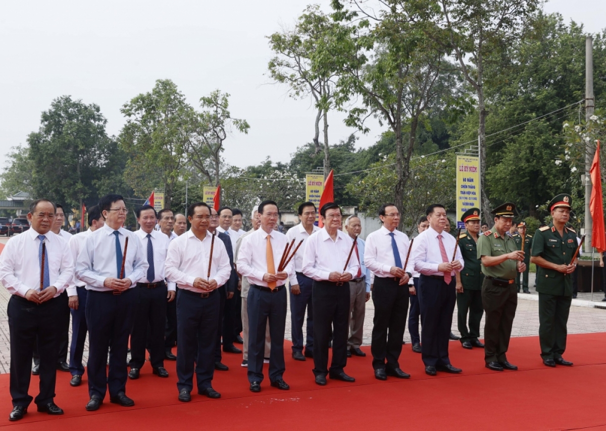 Chủ tịch nước Võ Văn Thưởng và đoàn công tác dâng hương, dâng hoa tưởng nhớ đồng chí Võ Văn Tần.