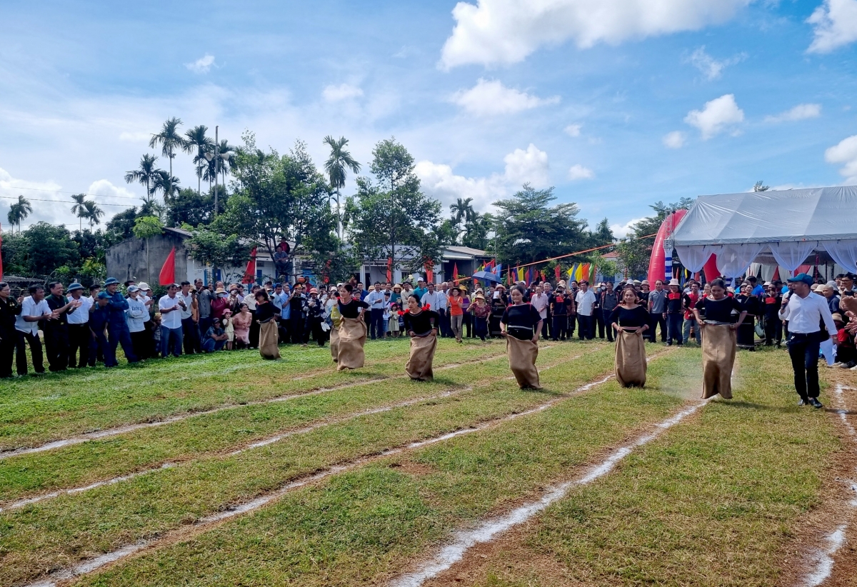 Hâi mơdĭng po hên tơdroăng xah hêi khôi vâi krâ tơ’mot hên kuăn pơlê veăng