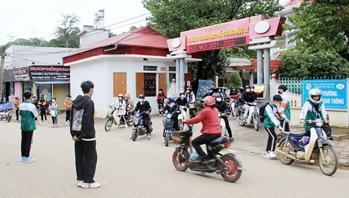 Đô̆i cờ đỏ môi hngêi trung a Sơn La veăng rak ngăn pro tơniăn drô troăng prôk kơpong bo cheăng hngêi trung (Um tăng xo tung măng)