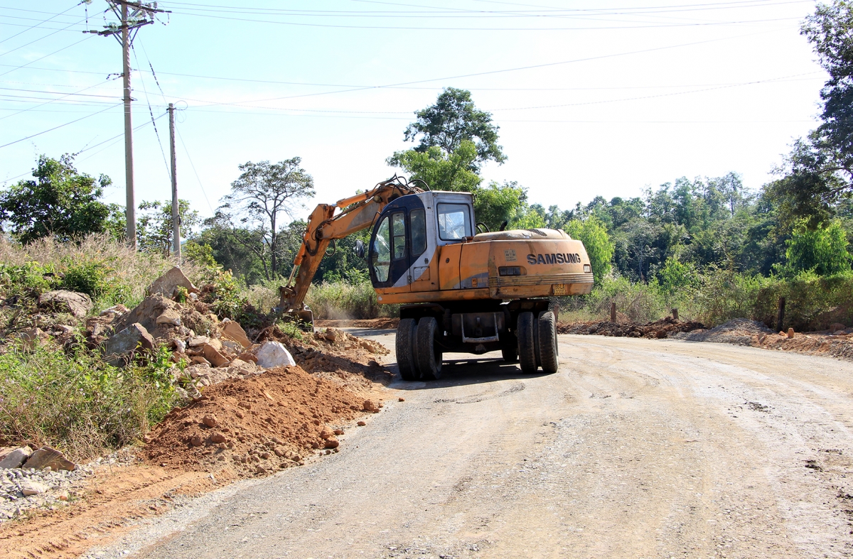 Tỉnh Bình Thuận đã đầu tư hàng trăm tỷ đồng xây dựng các công trình thủy lợi, đường giao thông, trường học, trạm y tế, chợ thương mại, hệ thống kênh mương, các công trình nước sinh hoạt tập trung... cho vùng dân tộc miền núi. Ảnh: Báo Bình Thuận