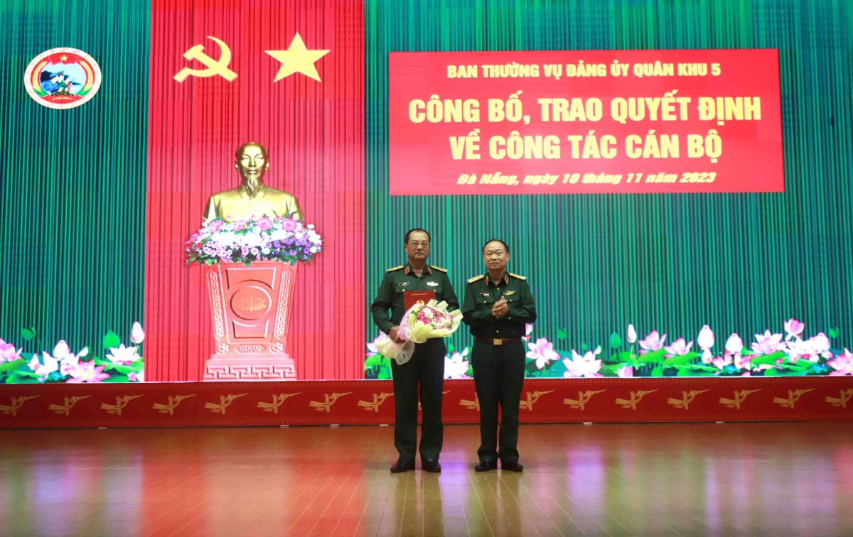 Trung tươ̆ng Thái Đại Ngọc (‘na hơ’vá) rơkâu Thiê̆u tươ̆ng Cao Phi Hùng