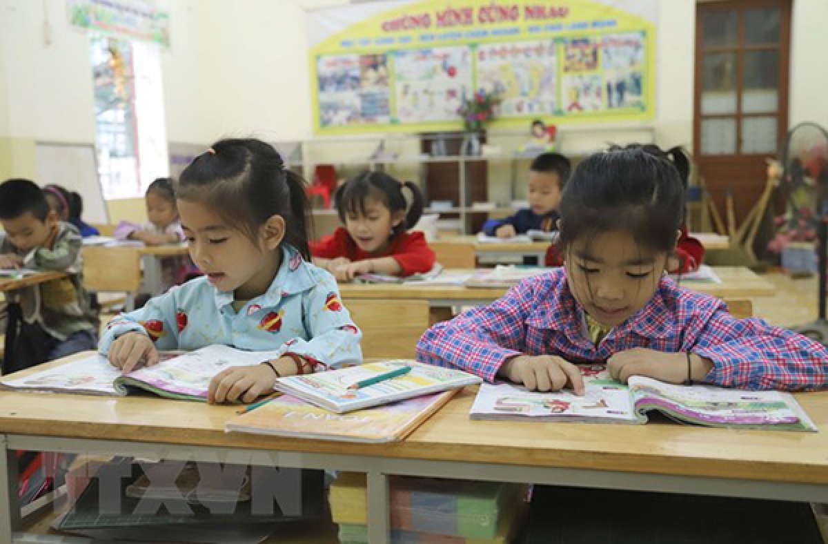 Giờ học của học sinh lớp 1 tại Trường Tiểu học Nga My, điểm trường khối bản Văng Môn (Nghệ An). (Ảnh: Xuân Tiến/TTXVN)