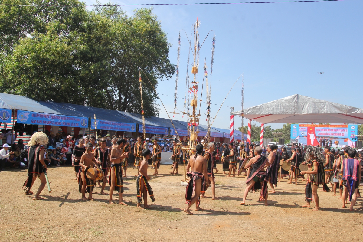 Festival Khôi túa lĕm tro chêng koăng Gia Lai kô cho tơdroăng kal ki po apoăng măng tĭng leh Khôi túa lĕm tro ôm hyô Gia Lai