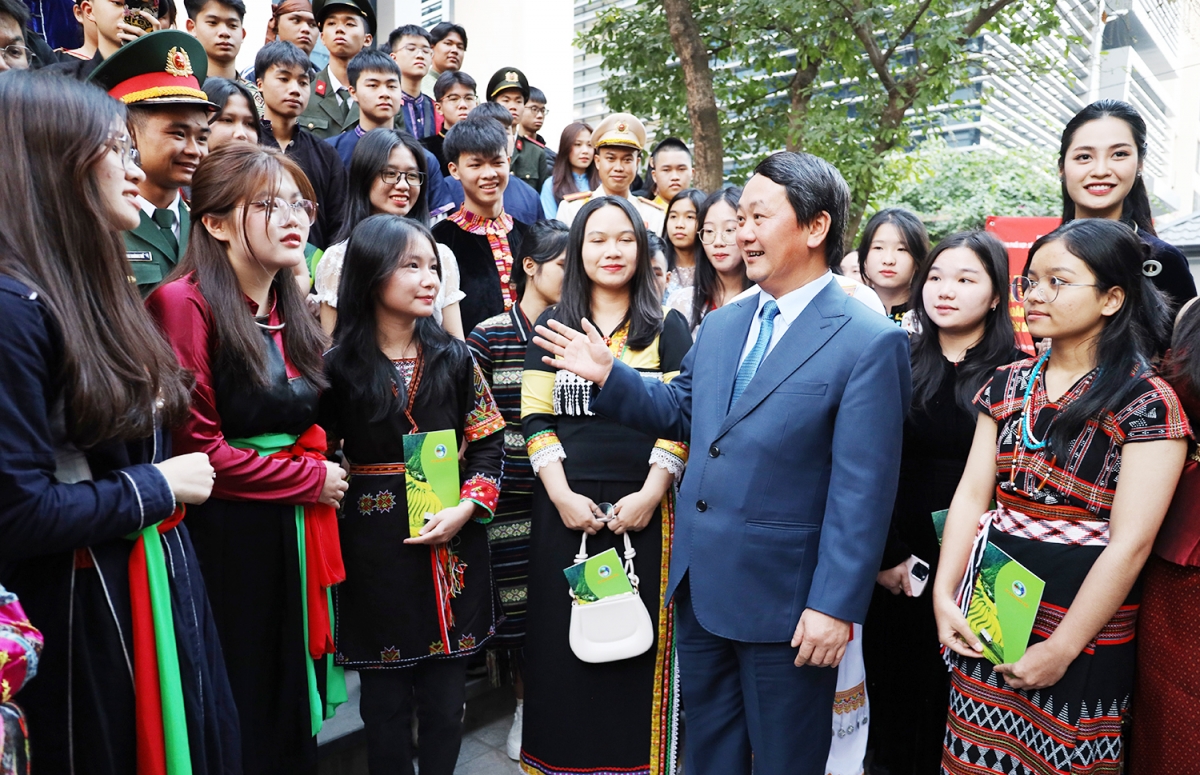 Akaok Ủy ban Bangsa Hầu A Lềnh taom gauk, ndem mayai haong dom anek saih, sinh vien naih joi