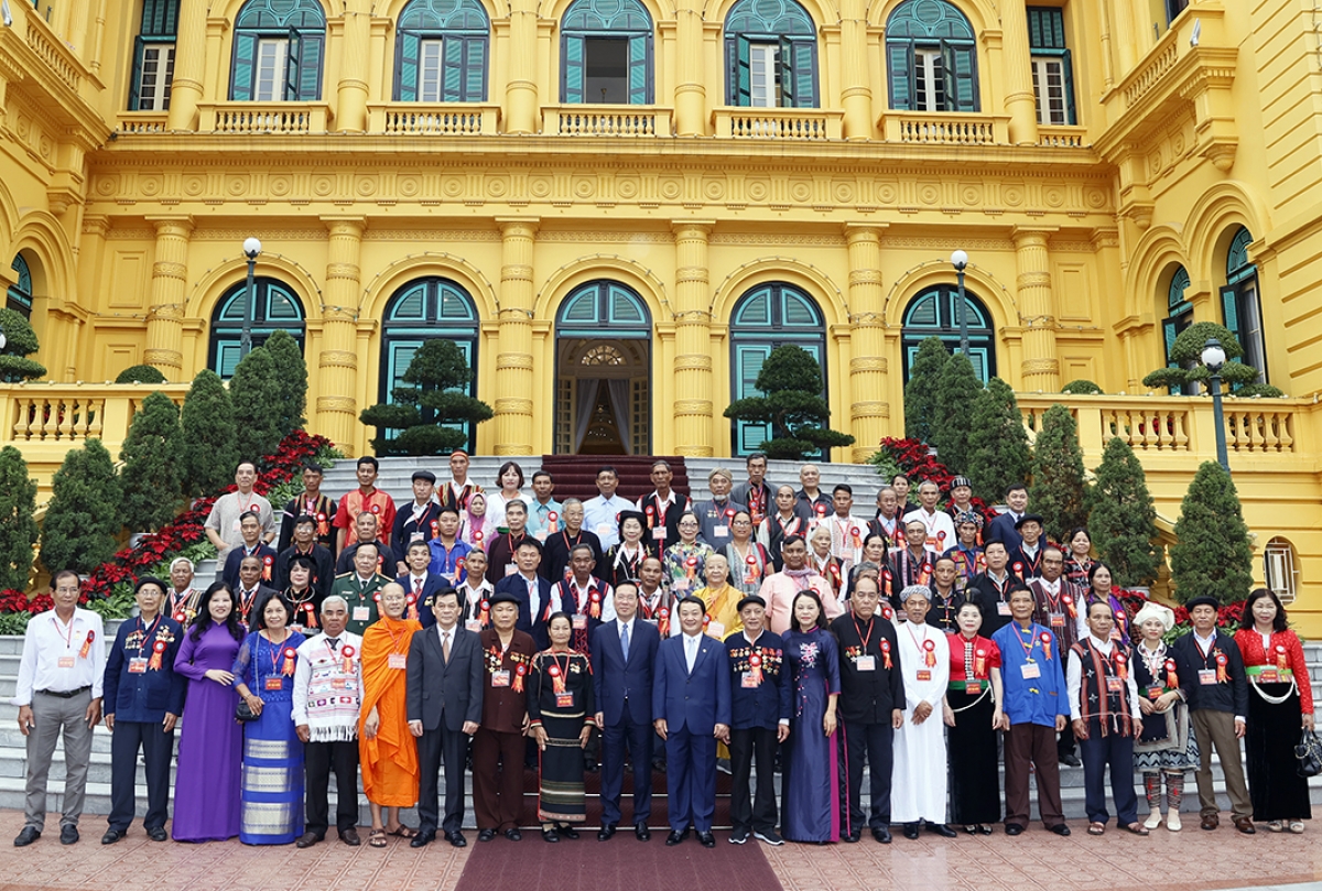 
Củ tịc lơgar cùp rùp bal mờ mpồl cau ala mat cau geh bơngă pin dờn pơn rơ jak tàm làng bol jơi bơtiàn dồ ết nă cau