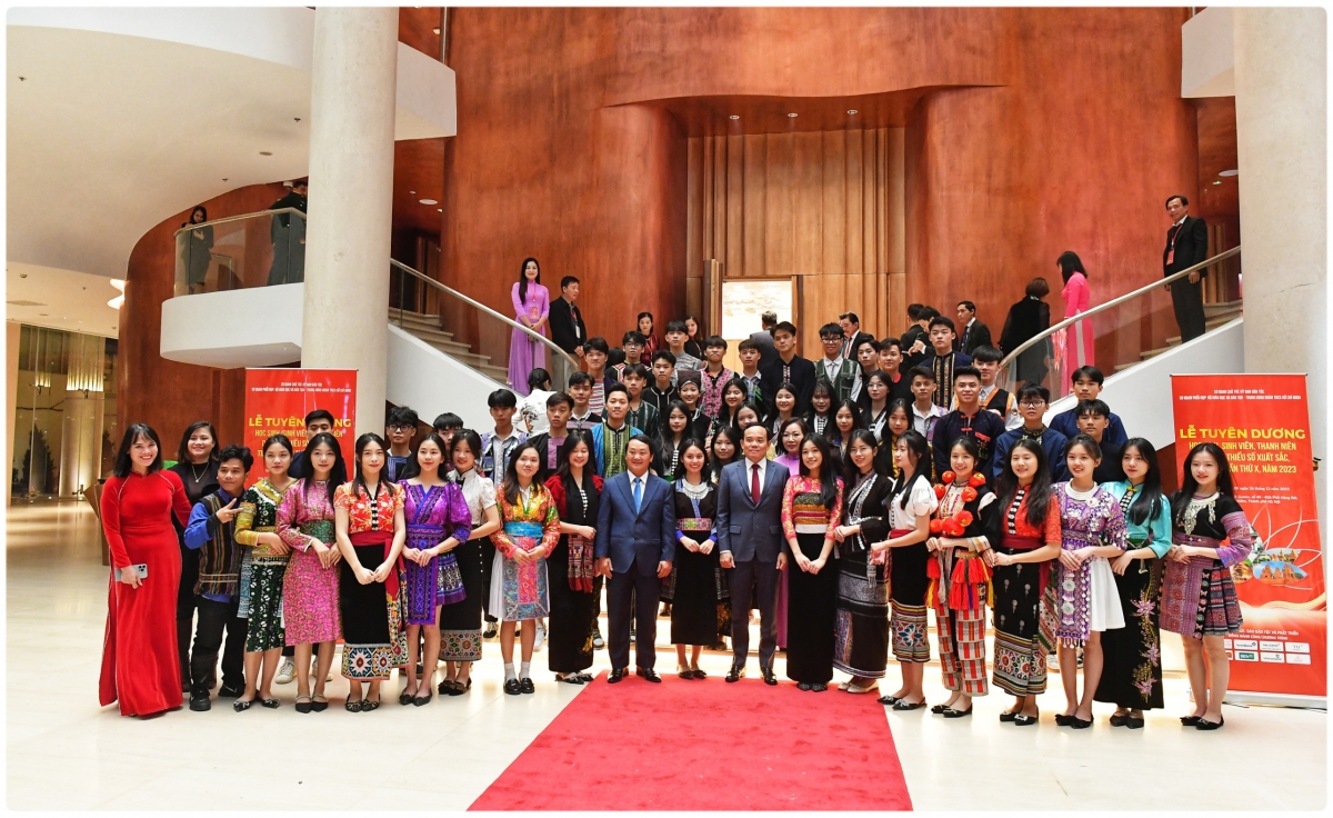 Các học sinh, sinh viên, thanh niên được tuyên dương chụp ảnh lưu niệm với Phó Thủ tướng Trần Lưu Quang