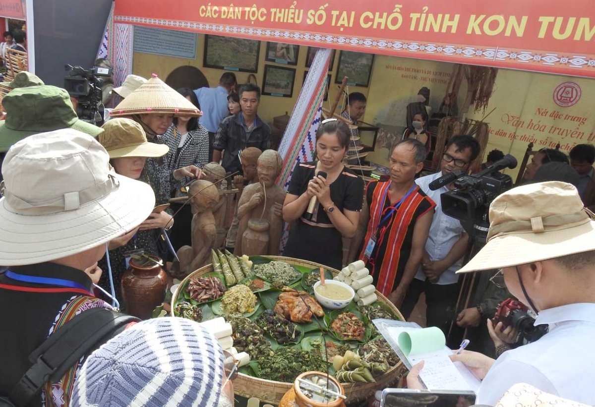 
Khul ngê̆ nhơ̆n bơngai Giẻ -Triêng dêh char Kon Tum tơroi gah tơmam xa kơ hơdrung kon kông kơdih po