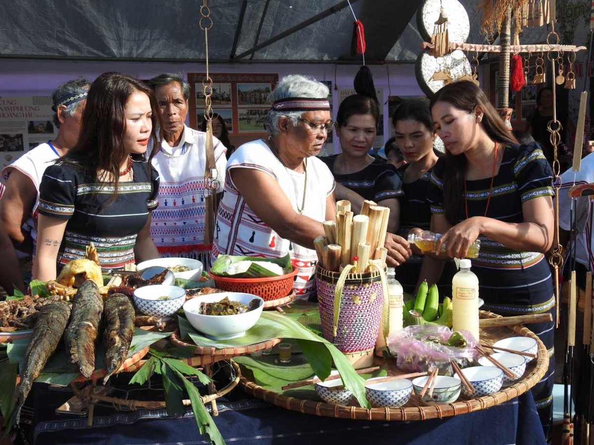 Khâu ngê̆ nhân kong pơlê Lâm Đồng tơbleăng kế kâ tiô khôi hmâ dêi mơngế K’Ho