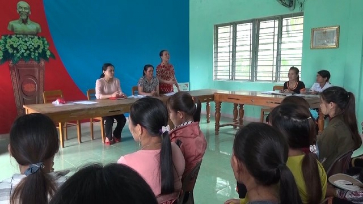 Hội phụ nữ vùng DTTS tuyên truyền về tảo hôn và hôn nhân cận huyết thống tới các hội viên. Ảnh: Báo Điện tử Chính phủ