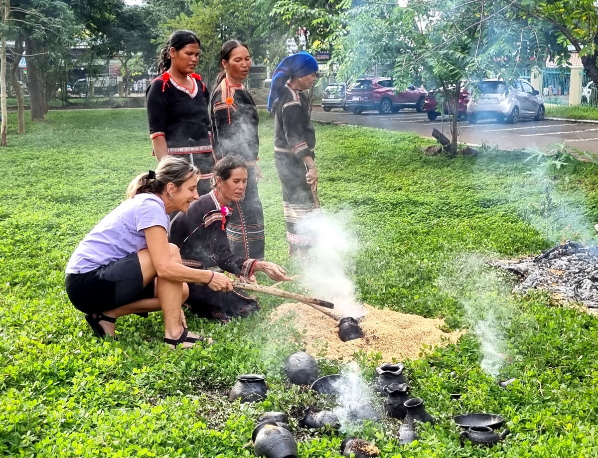 Tơmoi truh lăng tơdrong pơm bô̆i đơ̆ng bơngai Mnông