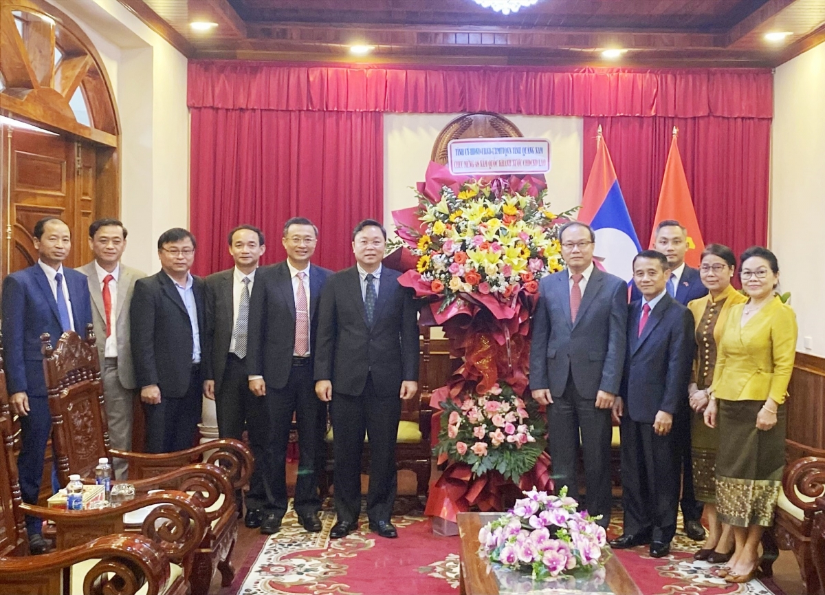 Đoàn đại biểu tỉnh Quảng Nam thăm, chúc mừng Tổng Lãnh sự quán Lào tại Đà Nẵng. Ảnh: V.L