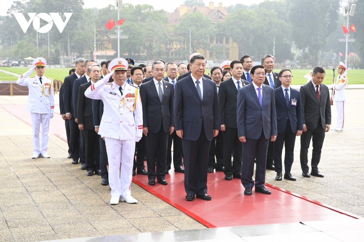 Tham dự lễ đặt vòng hoa, viếng Lăng Chủ tịch Hồ Chí Minh về phía Việt Nam có ông Phan Đình Trạc, Uỷ viên Bộ Chính trị, Trưởng Ban Nội chính Trung ương.