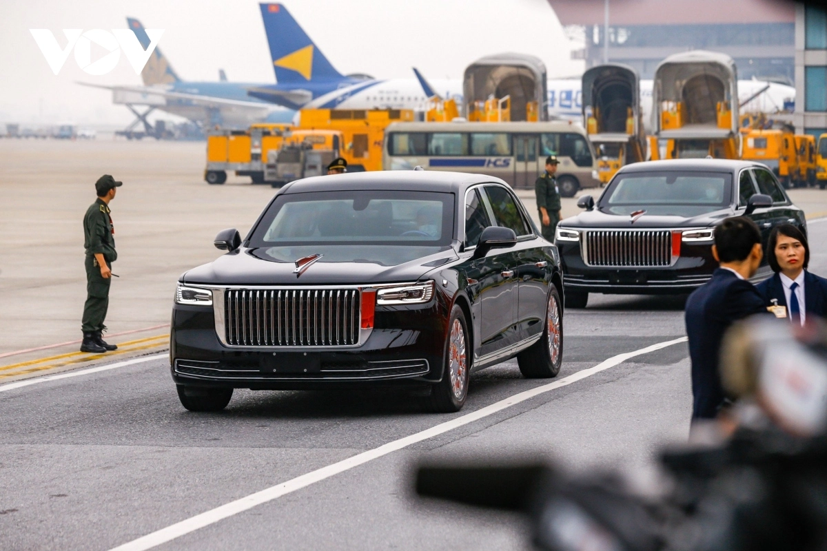Đoàn xe chở Tổng Bí thư, Chủ tịch nước Trung Quốc Tập Cận Bình đi ra từ sân bay Nội Bài.