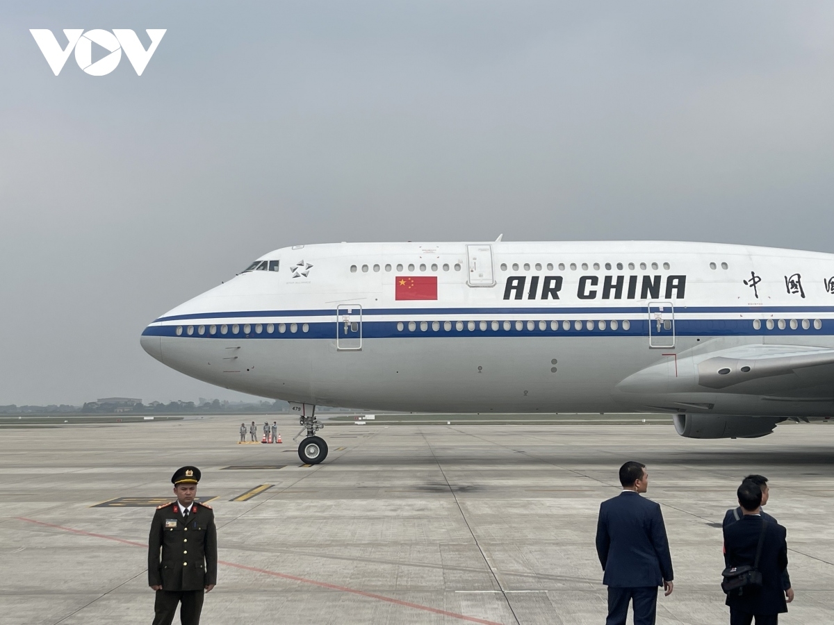 Bhuông păr âng Tổng Bí thư, Chủ tịch nước Trung Quốc Tập Cận Bình lâng k'điêl đh'rứah lâng c'bhúh đại biểu bha lâng Trung Quốc chô tước tang bhuông păr Nội Bài.