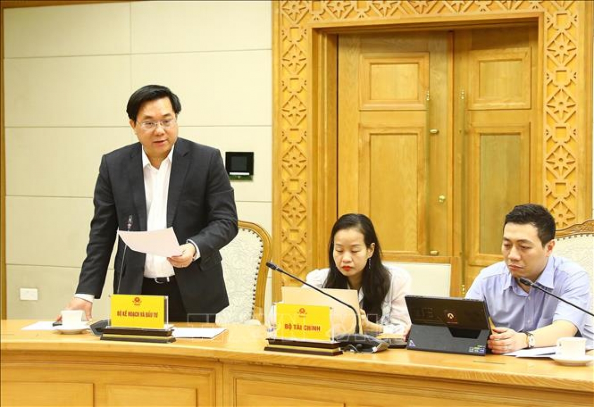 Thứ trưởng Bộ Kế hoạch và Đầu tư Trần Duy Đông trình bày báo cáo.