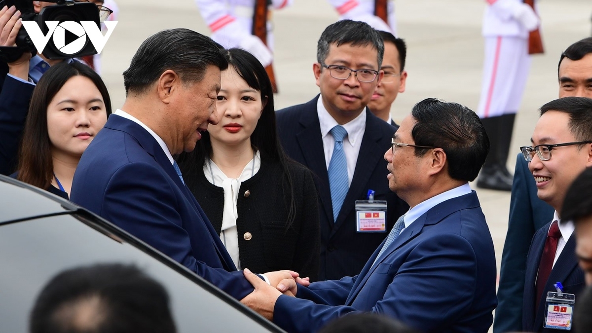 Thủ tướng Phạm Minh Chính và Tổng Bí thư, Chủ tịch Trung Quốc Tập Cận Bình vui mừng bắt tay thăm hỏi nhau.