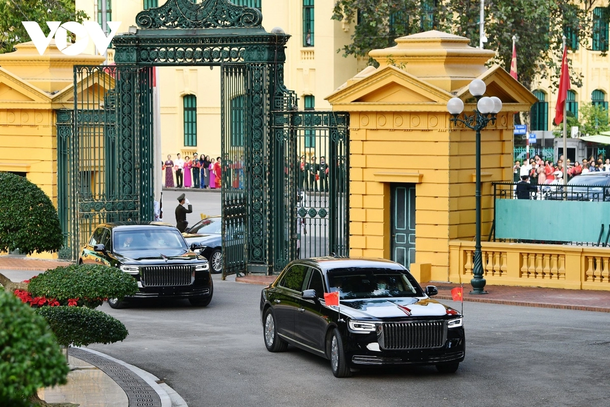 Đoàn xe chở Tổng Bí thư, Chủ tịch nước Trung Quốc Tập Cận Bình và Phu nhân tiến vào Phủ Chủ tịch. Tổng Bí thư Nguyễn Phú Trọng và Phu nhân nồng nhiệt chào đón Tổng Bí thư, Chủ tịch nước Trung Quốc Tập Cận Bình và Phu nhân. Hai bên giới thiệu các quan chức có mặt tại Lễ đón. 
(T’nooi xe âng đơơng Tổng Bí thư, Chủ tịch nước Trung Quốc Tập Cận Bình lâng k’điêl chô moót ooy Phủ Chủ tịch. Tổng Bí thư Nguyễn Phú Trọng lâng k’điêl hơnh déh Tổng Bí thư, Chủ tịch nước Trung Quốc Tập Cận Bình lâng k’điêl. Bơr đắh xay moon lâng zâp bh’cộ bha lâng vêy tước pấh bhiệc bhan hơnh déh nâu.)
 