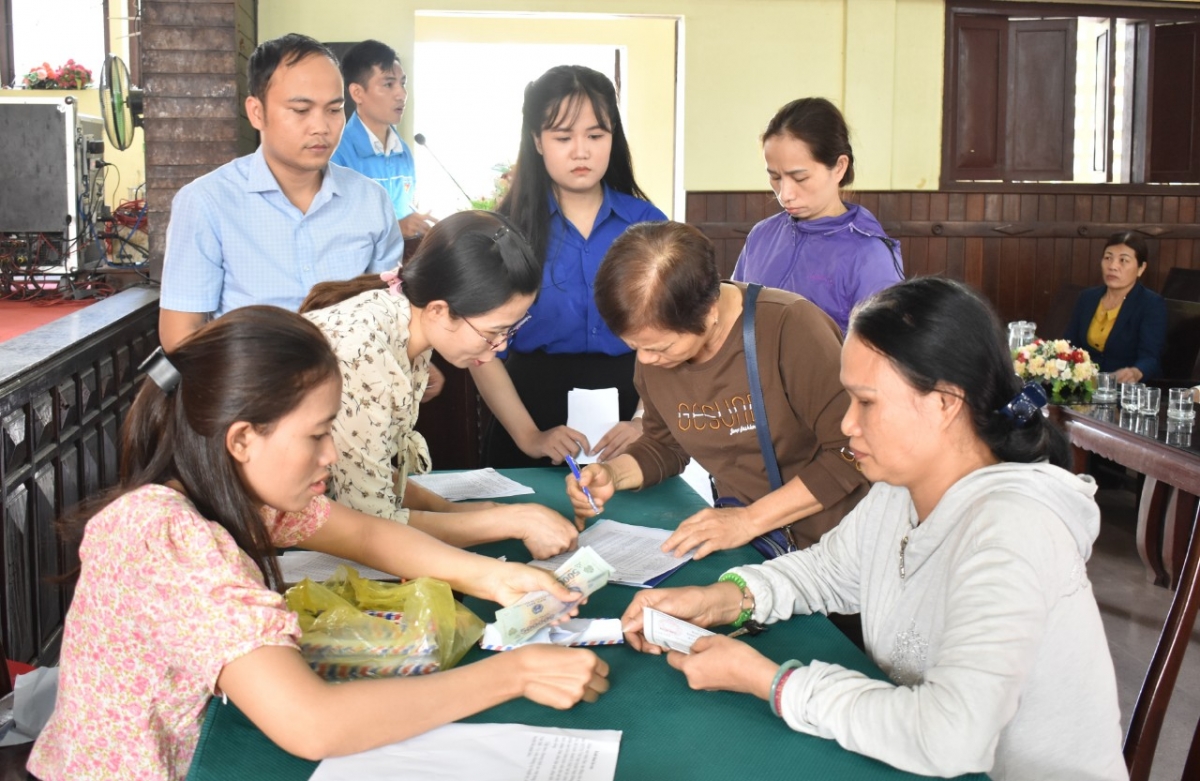 Apêê đhanuôr crêê lưm roóh cát cóh chợ đương pay zên ta đoọng