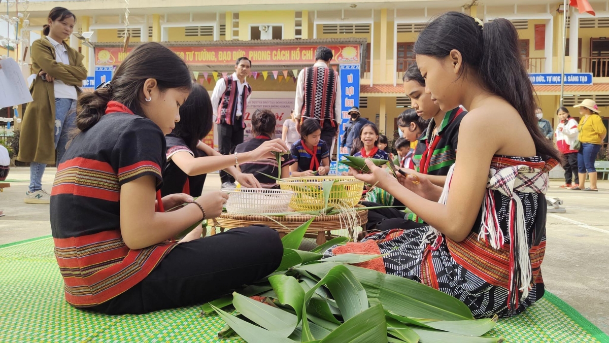 Các bạn học sinh người Cơ Tu làm bánh sừng trâu Mừng lúa mới.