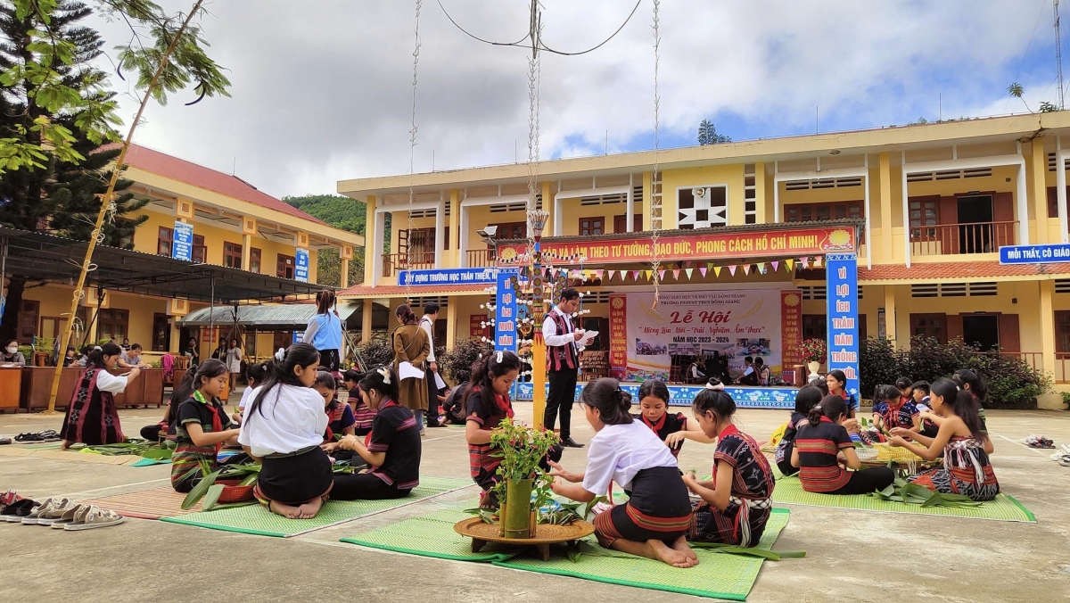 Zâp apêê học sinh cóh trường ting pấh hơnh déh ha roo t'mêê.