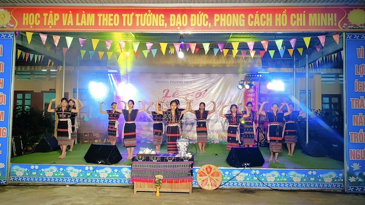 Trường Phổ thông dân tộc nội trú THCS huyện Đông Giang tổ chức đêm văn nghệ Mừng lúa mới.