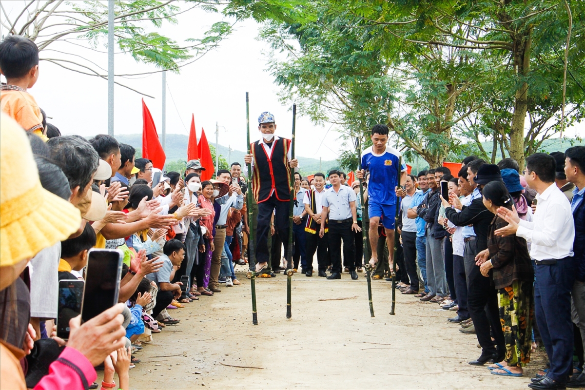 Thi đi cà kheo trong Ngày Tết Ngã rạ.