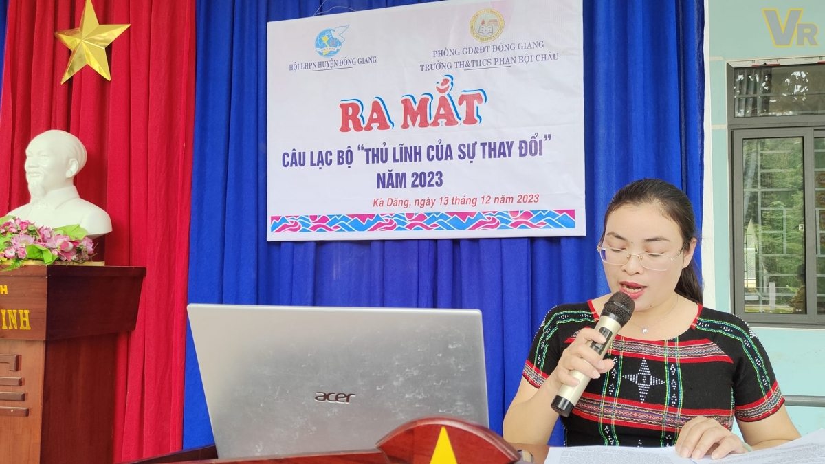 P'căn Đinh Thị Thết, Phó Chủ tịch Hội LHPN Đông Giang, tỉnh Quảng Nam prá đhị bhiệc bhan.