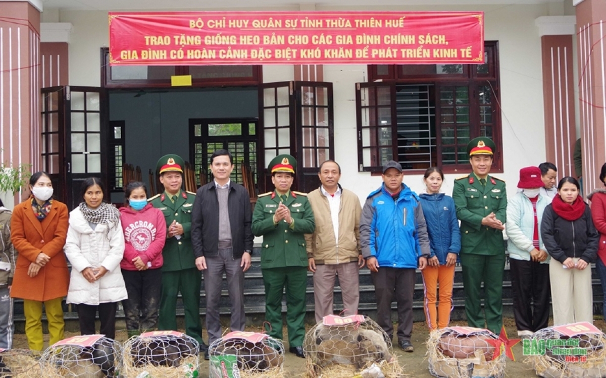 Lãnh đạo Bộ CHQS tỉnh Thừa Thiên Huế và huyện A Lưới tặng giống heo bản cho 10 hộ dân có hoàn cảnh khó khăn.