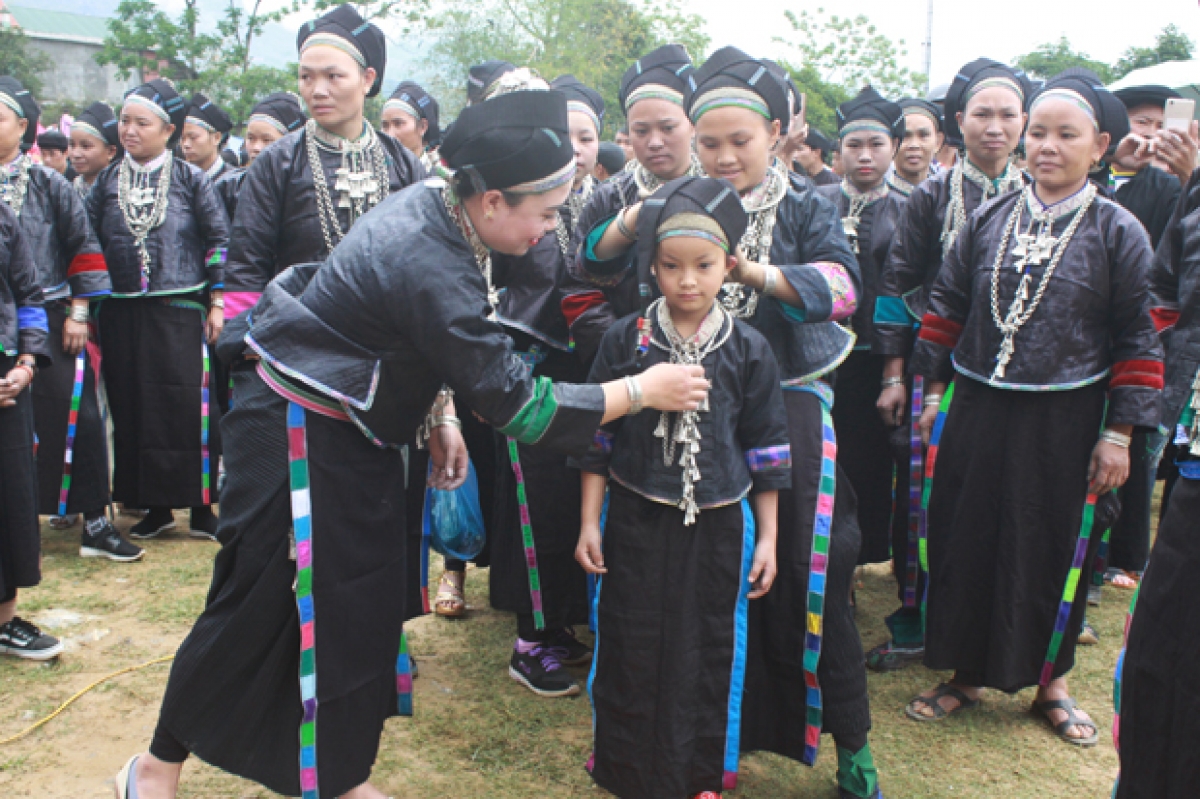 Bộ trang phục phụ nữ Nùng Dín miền Tây Hà Giang. Ảnh: Trọng Toan báo Hà Giang