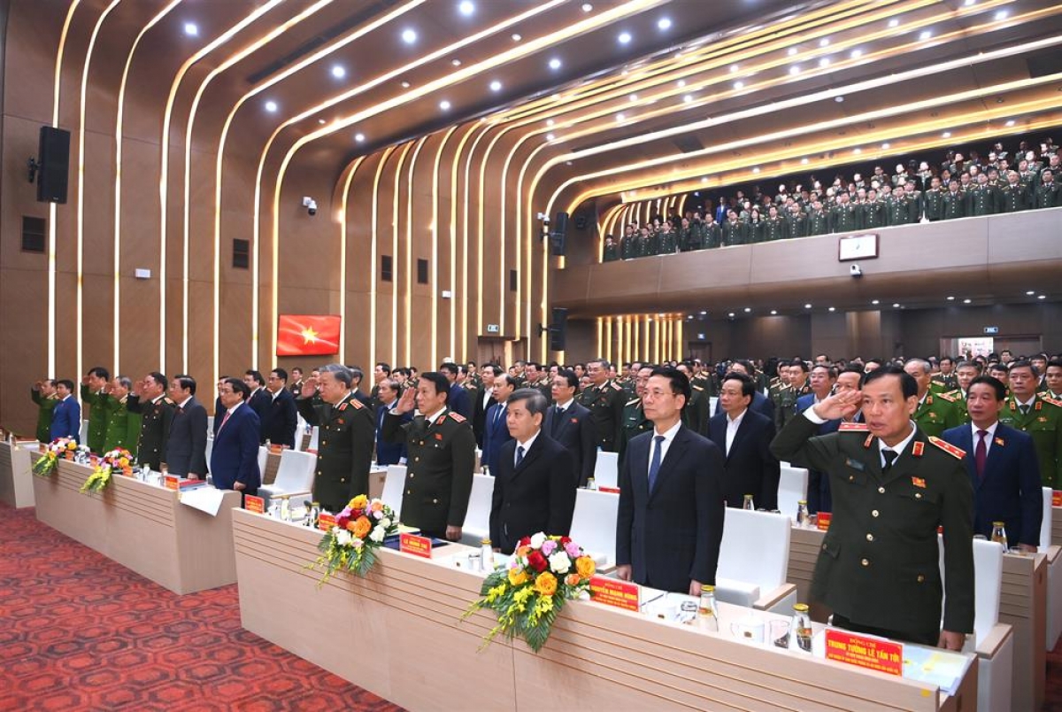 Apêê đại biểu  dzoọng chào cờ đhị Hội nghị. Chanup:cand.com.vn