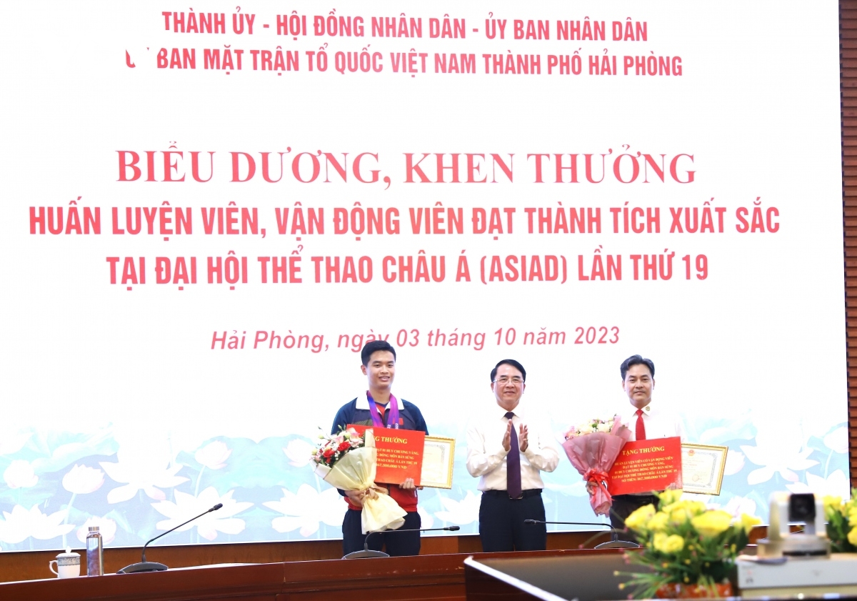 Lãnh đạo TP Hải Phòng trao thưởng cho xạ thủ Phạm Quang Huy và HLV Phạm Cao Sơn đạt thành tích cao tại Đại hội Thể thao Châu Á lần thứ 19.