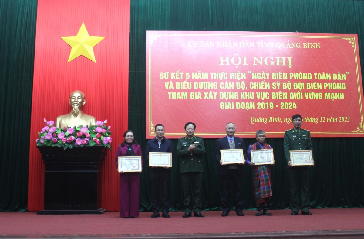 Bộ Tư lệnh Bộ đội Biên phòng đoọng bằng khen ha pêê c'bhuh, cha năc ma nưih