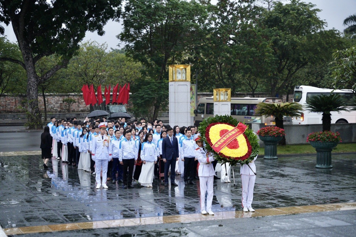 
Bơngai tang măt ăn 695 sinh viên roi tơbăt tơdrong jang đei pơyơ̆r ăn kơ Ƀok Hồ