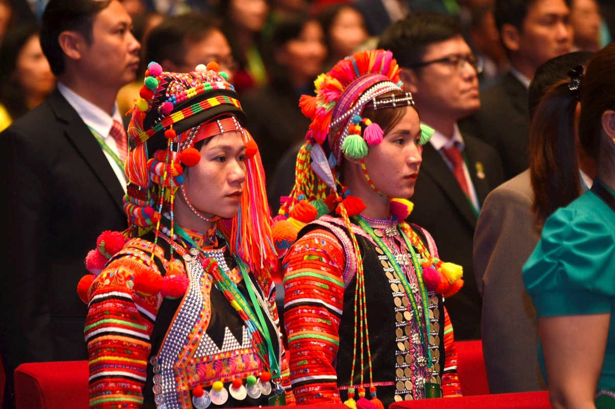 995 urang hu mbaok dalam Nyaom roya pakat negar urang ngak nong Việt Nam mbang ka VIII