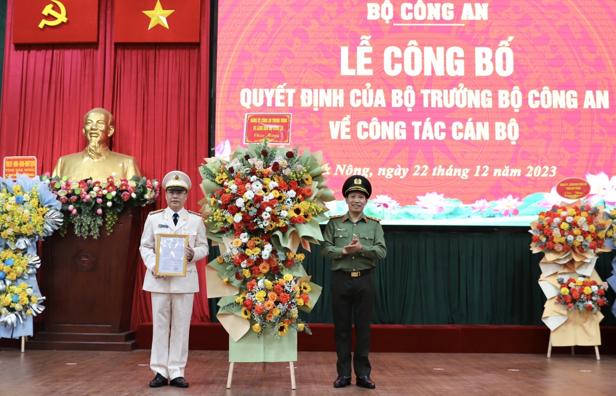 Trung tướng Lê Văn Tuyến- Thứ trưởng Bộ Công an ntăm an n'hanh an kao si mbah rhơn Đại tá Nguyễn Thanh Liêm- Giám đốc Công an n'gor Dak Nông